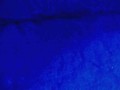 Een koningsblauwe velours die rekt in de breedte. Polyester e.d.  1.50 mtr. breed