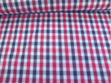 Een rood wit zwarte boerenbont ruit van 5 x 5 mm. Polyester e.d. 1.45 mtr. breed