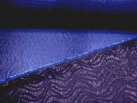 Mooie glanzende donkerblauw/zwarte stof met in de lengte een golf structuur.  Polyester e.d. 1,45 mtr breed.