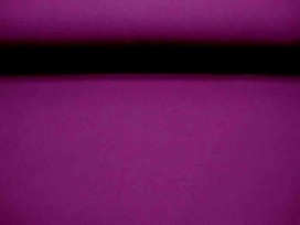 Een iets wat stugge, polyester. Geschikt voor broek of jasje. 1.50 mtr. breed. Polyester e.d.