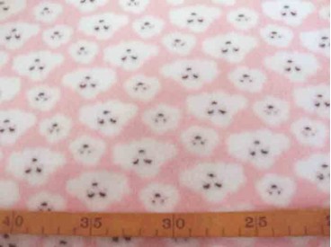 Coral fleece roze met witte poedelkopjes. Aan 2 kanten superzachte rekbare fleece.  100% Polyester  1.50 mtr. breed  225 Gr./M2