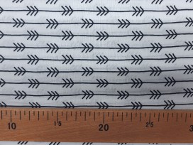 Een witte poplin katoen met zwarte doorlopende pijltjes 100% katoen 1,40 mtr. breed