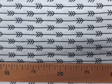 Een witte poplin katoen met zwarte doorlopende pijltjes 100% katoen 1,40 mtr. breed