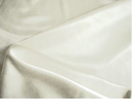 Een mooie kwaliteit witte stretch satijn. Ook heel geschikt om als voering te gebruiken.  97%pl./3%sp.  1.40 mtr. br.  100gr./m2