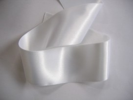 Wit satijnlint per rol van 25 meter. Een hele mooie kwaliteit dubbelzijdig satijnlint.  50 mm breed  100 % polyester