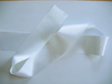 Wit satijnlint per rol van 25 meter. Een hele mooie kwaliteit dubbelzijdig satijnlint.  38 mm breed  100 % polyester 