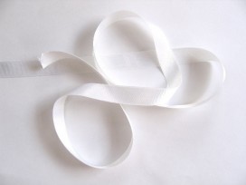Wit satijnlint per rol van 25 meter. Een hele mooie kwaliteit dubbelzijdig satijnlint.  15 mm breed  100 % polyester