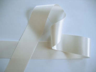 Off white satijnlint per rol van 25 meter. Een hele mooie kwaliteit dubbelzijdig satijnlint.  38 mm breed  100 % polyester