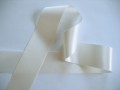 Off white satijnlint per rol van 25 meter. Een hele mooie kwaliteit dubbelzijdig satijnlint.  38 mm breed  100 % polyester