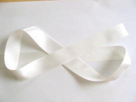 Off white satijnlint per rol van 25 meter. Een hele mooie kwaliteit dubbelzijdig satijnlint.  25 mm breed  100 % polyester