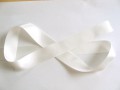 Off white satijnlint per rol van 25 meter. Een hele mooie kwaliteit dubbelzijdig satijnlint.  25 mm breed  100 % polyester