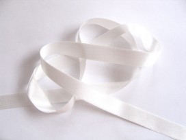Off white satijnlint per rol van 25 meter. Een hele mooie kwaliteit dubbelzijdig satijnlint.  15 mm breed  100 % polyester