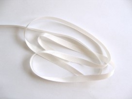 Off white satijnlint per rol van 25 meter. Een hele mooie kwaliteit dubbelzijdig satijnlint.  10 mm breed  100 % polyester