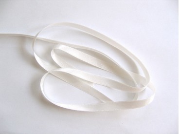Off white satijnlint per rol van 25 meter. Een hele mooie kwaliteit dubbelzijdig satijnlint.  10 mm breed  100 % polyester