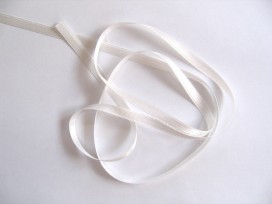 Off white satijnlint per rol van 25 meter. Een hele mooie kwaliteit dubbelzijdig satijnlint.  6 mm breed  100 % polyester