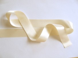 Creme satijnlint per rol van 25 meter. Een hele mooie kwaliteit dubbelzijdig satijnlint.  25 mm breed  100 % polyester