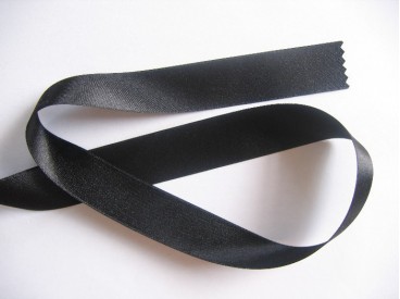 Zwart satijnlint per rol van 25 meter. Een hele mooie kwaliteit dubbelzijdig satijnlint.  25 mm breed  100 % polyester