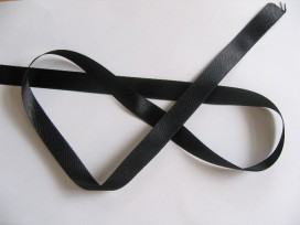 Zwart satijnlint per rol van 25 meter. Een hele mooie kwaliteit dubbelzijdig satijnlint.  15 mm breed  100 % polyester