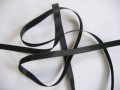 Zwart satijnlint per rol van 25 meter. Een hele mooie kwaliteit dubbelzijdig satijnlint.  6 mm breed  100 % polyester