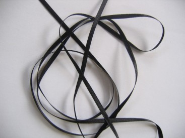 Zwart satijnlint per rol van 50 meter.  Een hele mooie kwaliteit dubbelzijdig satijnlint.  3 mm breed  100 % polyester