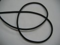 Koord elastiek zwart, ongeveer 3 mm dik. Een rol van 50 meter en de prijs is per rol.  Let op: meestal een levertijd van 3 tot 5