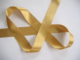 Goud kleurig satijnlint per rol van 25 meter. De prijs is per rol.  38 mm breed  100 % polyester