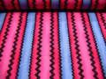 Quiltkatoen Zwarte lengte zigzag roze/pink/blauw 1042q