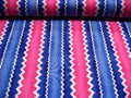 Quiltkatoen Witte lengte zigzag met pink en blauw 1043q