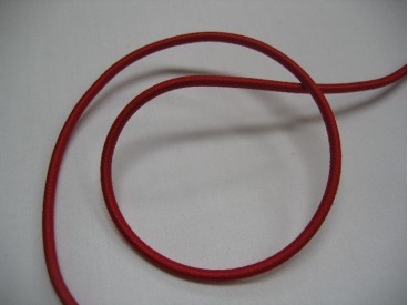 Koord elastiek rood. Ongeveer 3 mm dik.  Een rol van 50 meter en de prijs is per rol.