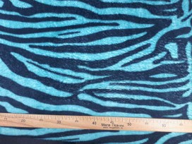 Een superzachte coral fleece met een blauwe tijgerprint  100% polyester  1,50 meter breed  240 gram p/m²