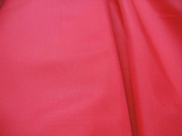 Een bordeaux polyester voering.  100% polyester  1.45 mtr. breed.