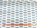 Canvas stof met print  Offwhite met oudgroene takjes
