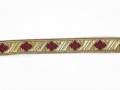 Goudkleurig band met een bordeaux rode ruit. Wordt gebruikt voor kerstman pakken. 15 mm. breed