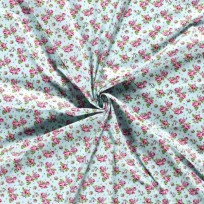 Een mintgroene poplin/katoen met roze/rode roosjes. 100% Katoen 1.45 mtr. br. 110 gram p/m2