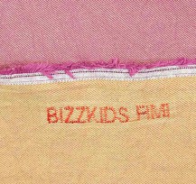 Een mooie camel/bordeaux kleurige gewassen jeans van Bizzkids  Er lopen kleine adertjes door de stof  100% katoen  1.40 mtr.br.