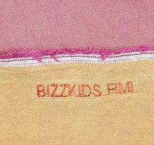 Een mooie camel/bordeaux kleurige gewassen jeans van Bizzkids  Er lopen kleine adertjes door de stof  100% katoen  1.40 mtr.br.