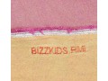Een mooie camel/bordeaux kleurige gewassen jeans van Bizzkids  Er lopen kleine adertjes door de stof  100% katoen  1.40 mtr.br.