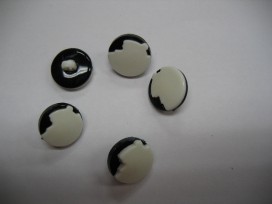 Witte kunstofknoop met zwarte cirkel. 20 mm. doorsnee