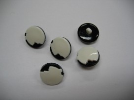 Zwart/witte kunststof knoop. 18 mm. doorsnee