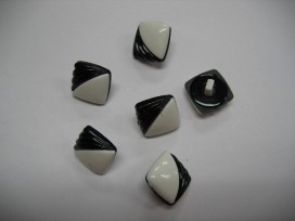 Zwart/wit knoop Vierkant met zwarte golf  15mm  zw251