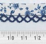 Biaisband met jeansblauwe ruche en blauwe bloem  Per rol van 25 meter
