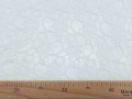 Jacquard kant stof effen wit met bloemenstiksel wat erop ligt.  Rekt in de breedte en voelt zacht aan.  140 cm breed 