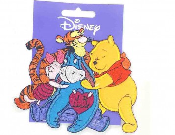 Een Winnie the Pooh applicatie,  met een afmeting van  11 x 10 cm.   Opstrijkbaar Winnies big hug