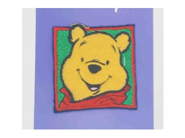 Een Winnie the Pooh applicatie,  met een afmeting van  6 x 6 cm.   Opstrijkbaar. Winnie als pasfoto. 