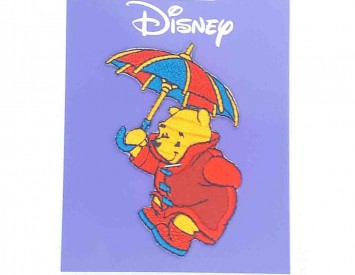 Een Winnie the Pooh applicatie,  met een afmeting van  8 x 6 cm.   Opstrijkbaar. Winnie onder de paraplu