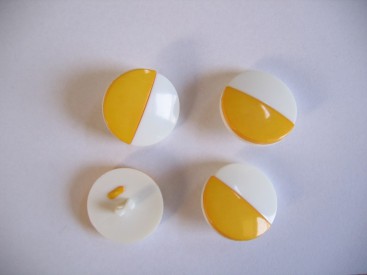 Geel/witte kunststof knoop. 23 mm doorsnee.