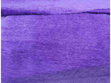 Een zware kwaliteit paarse velours met in de breedte een fijne ribbel structuur.Polyester e.d. 1.50 mtr. breed.