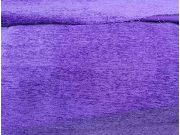 Een zware kwaliteit paarse velours met in de breedte een fijne ribbel structuur.Polyester e.d. 1.50 mtr. breed.