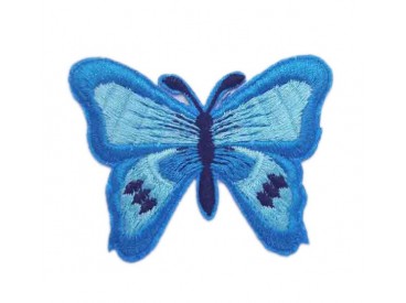 Een aqua kleurige vlinder applicatie van 7 x 6 cm.  Om te plakken of te strijken, 2 in 1.