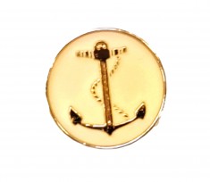 Ankerknoop van kunststof op een steeltje. De knoop heeft een gouden anker in een ivoorkleurig vlak en een gouden rand. 20 mm